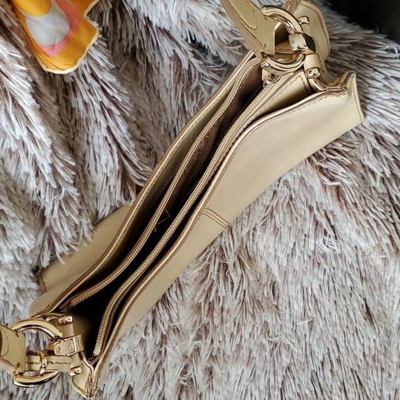 Liz Claiborne tan bag w/ gold hardware - Picture 4 of 13